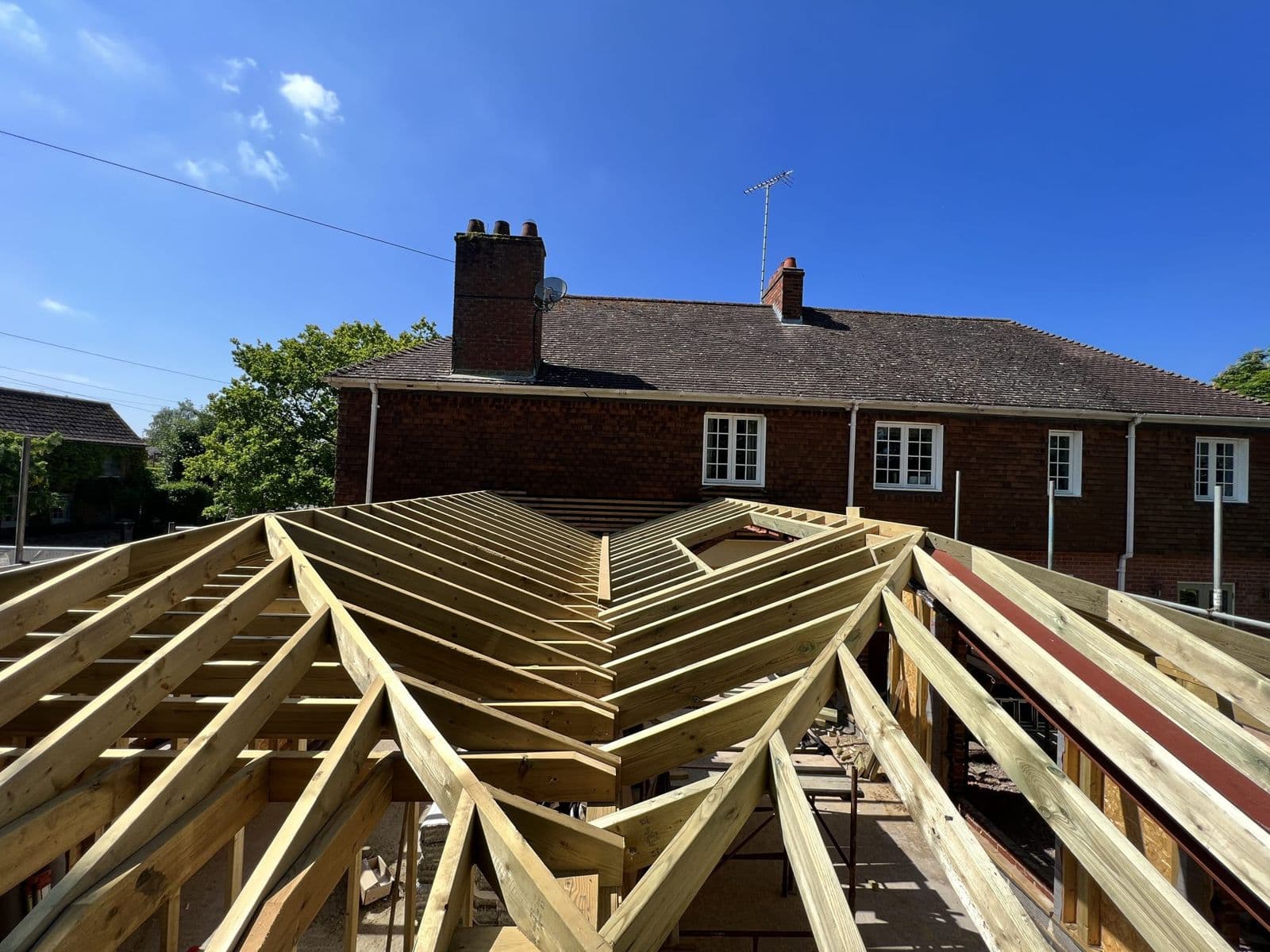 Cut timber roof structure on an extension
